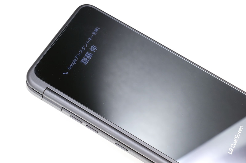 手帳のような感じで開き、2つの画面で個別のアプリを利用可能。閉じた状態では表側上部のサブディスプレイが機能し、たとえば時間や日付などが表示される。着信があった場合もサブディスプレイに通知され、ケース左側のGoogleアシスタントキーを押せばそのまま通話できる。終話はGoogleアシスタントキー2度押し。