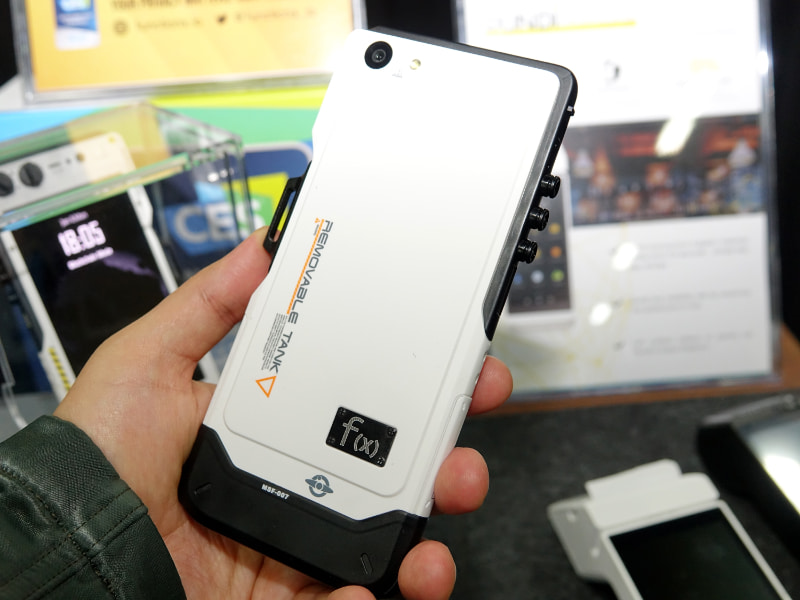 まるでタフネススマートフォンのようなゴツイ外観