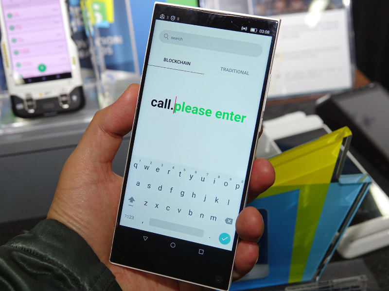Function X OSとAndroidを切り替えて使用できる。写真はIDで電話発信しているところ