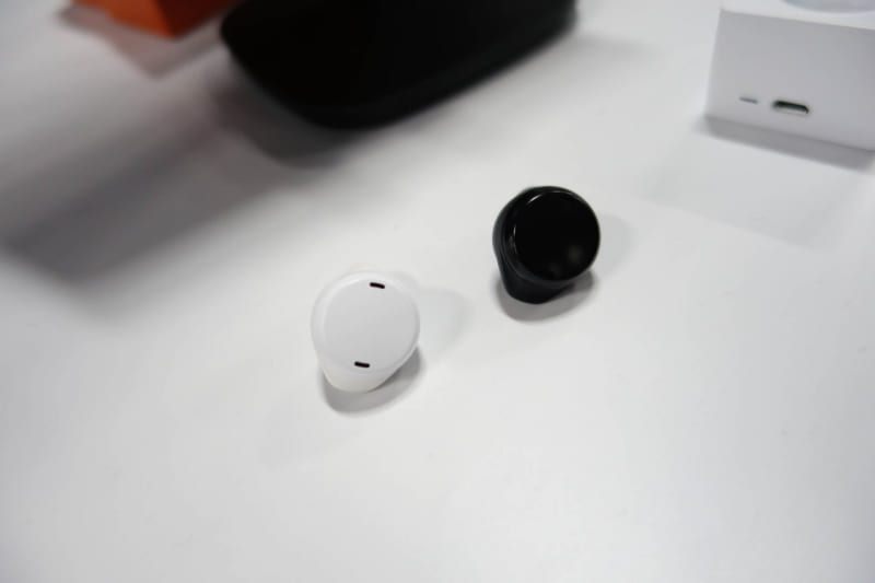 片耳タイプのSmartEar。デザインはほぼ同じ