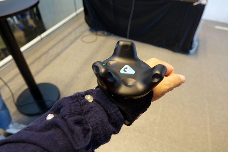 両腕の手首にトラッカーを装着