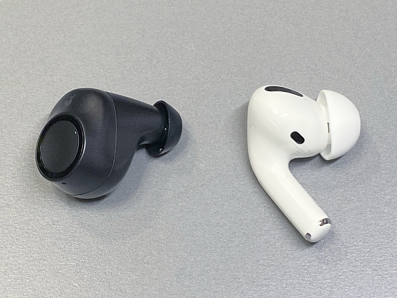 AirPods Pro（右）との比較。同じカナル型でもかなり形状は異なる