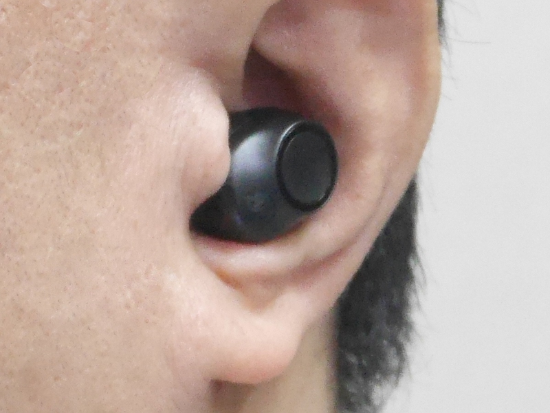 装着した状態。AirPods Proとは違って耳の中にすっぽりと収まる