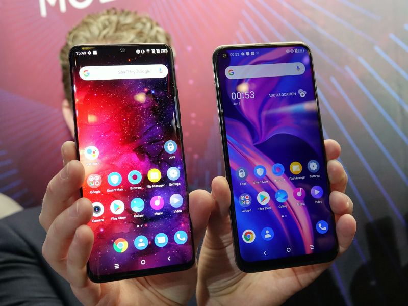 TCL 10 Pro（左）とTCL 10 5G（右）。TCL 10 Proのみ、ディスプレイがカーブしていることが分かる