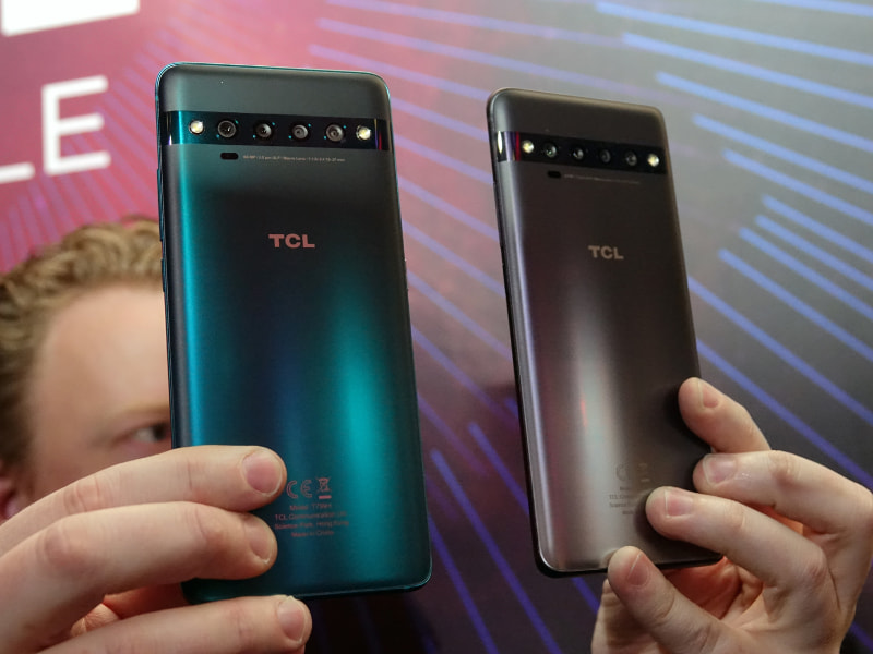 TCL 10 Proのみ、背面がマットな仕上げで、カメラもフラットに近い形で収められている。指紋センサーも背面には搭載されない