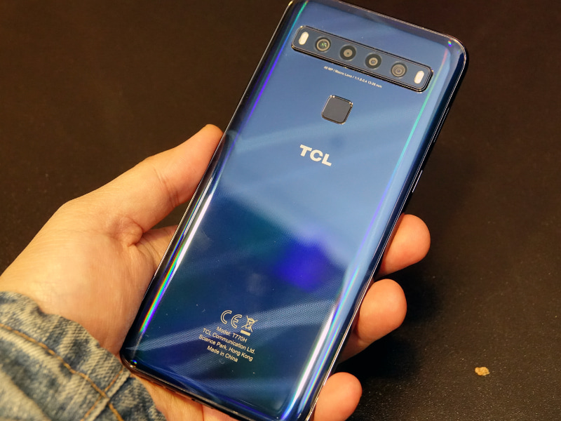 TCL 10 Lの背面。刻印を見ると、カメラが4800万画素で、ほか2機種よりやや画素数が低い