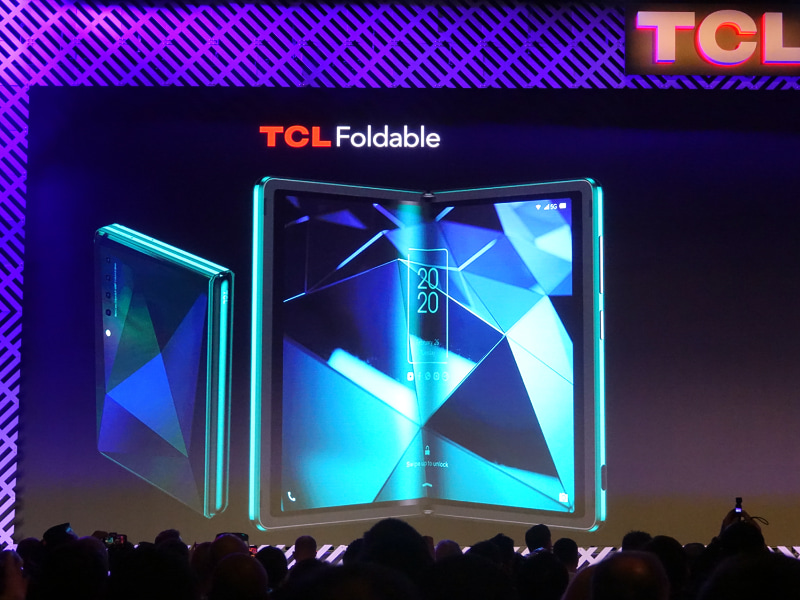プレスカンファレンスでは、フォルダブルスマートフォンの「TCL Foldable」も公開された