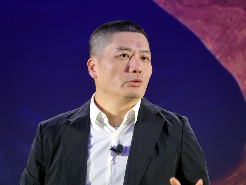 プレスカンファレンスには、レノボの幹部も登壇。「Yoga 5G」が披露された