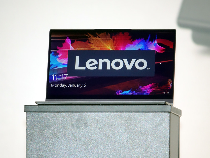 プレスカンファレンスには、レノボの幹部も登壇。「Yoga 5G」が披露された