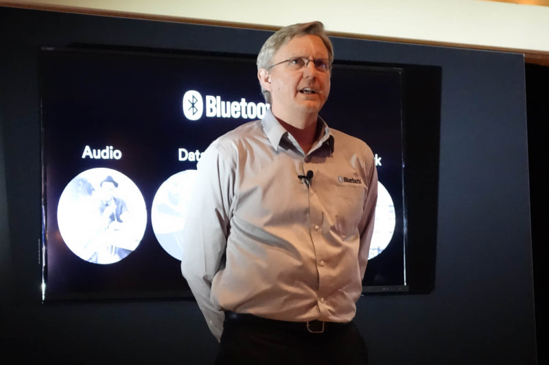 発表会でLEオーディオを説明するBluetooth SIGノマーケティング担当副社長のKen Kolderup氏