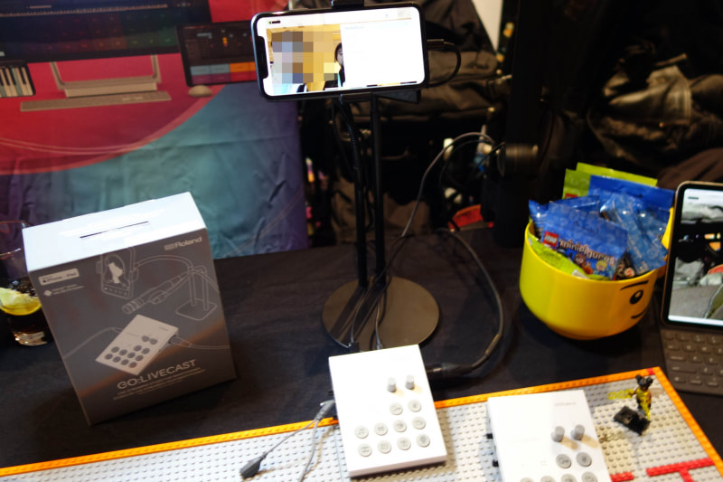 スマートフォンのインカメラを使い、カメラ目線でコメントなども読みつつ、手元のGO:LIVECASTで各種コントロールができる