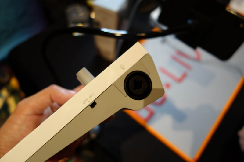 右側面のマイク入力。ローランド製品だけに音に対するこだわりがハンパない