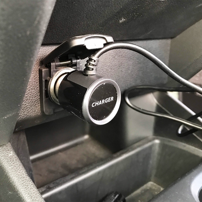 電源はシガーソケットから取ります。ケーブルが多少煩わしくはあります