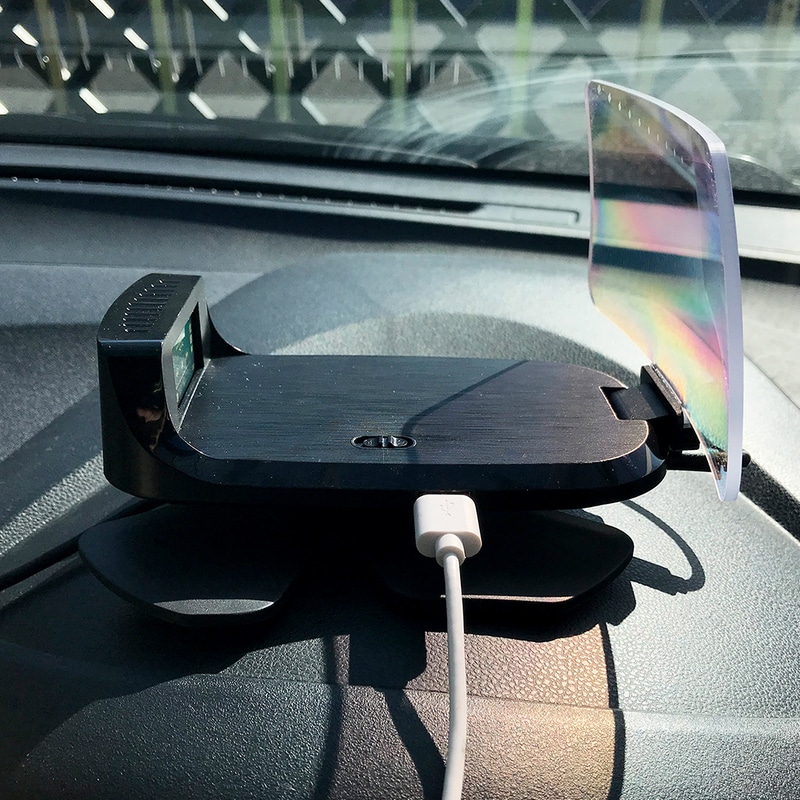 横から見た様子。左側の小さなモニタを、右側の大きく歪曲した半透明の板に反射することで「浮き上がるディスプレイ」を実現しています