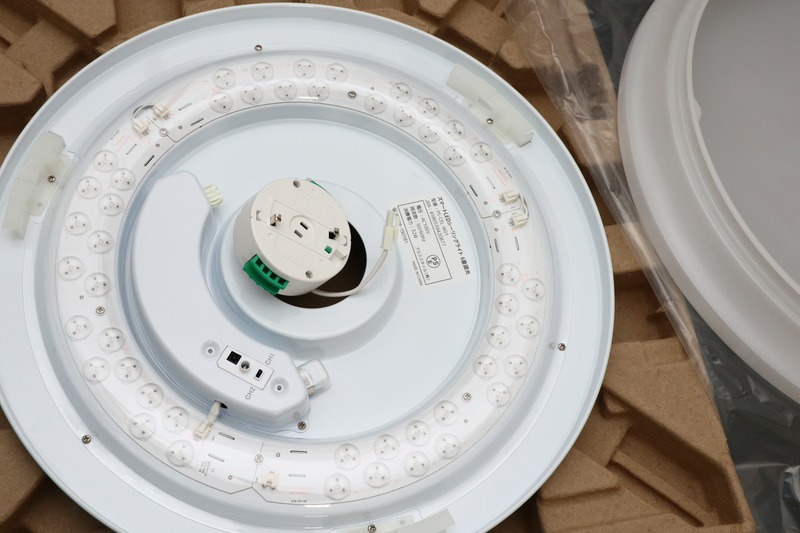 ベースを取り付けてから本体をはめ込む。これは通常のシーリングライトと全く同じ