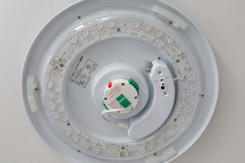 ベースを天井に付けて、本体をはめ込んだ状態