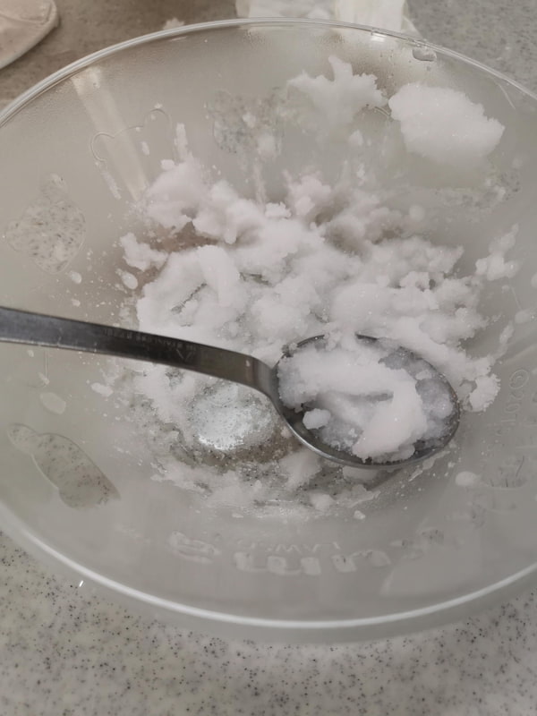 最初は食塩をそのまま使ったが、砂のように流れてしまった。家内は水分を加えて何度か粘度を変えて最後は型崩れしない食塩の塩梅を見つけたようだ