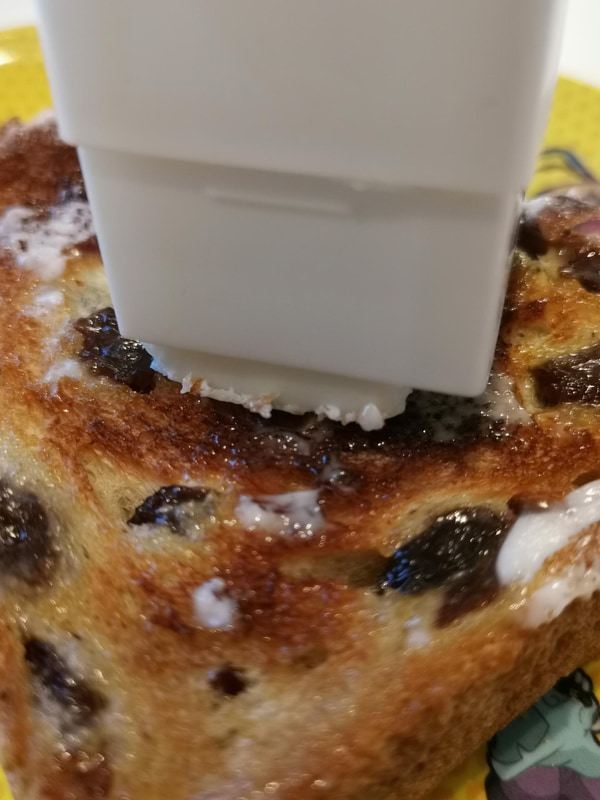 じっくり時間をかけてバターがトーストの余熱で溶けるまで待てばそこそこ濡れるがバターがまだ硬いうちに塗ると、バターの硬さでトーストの表面が陥没してしまう