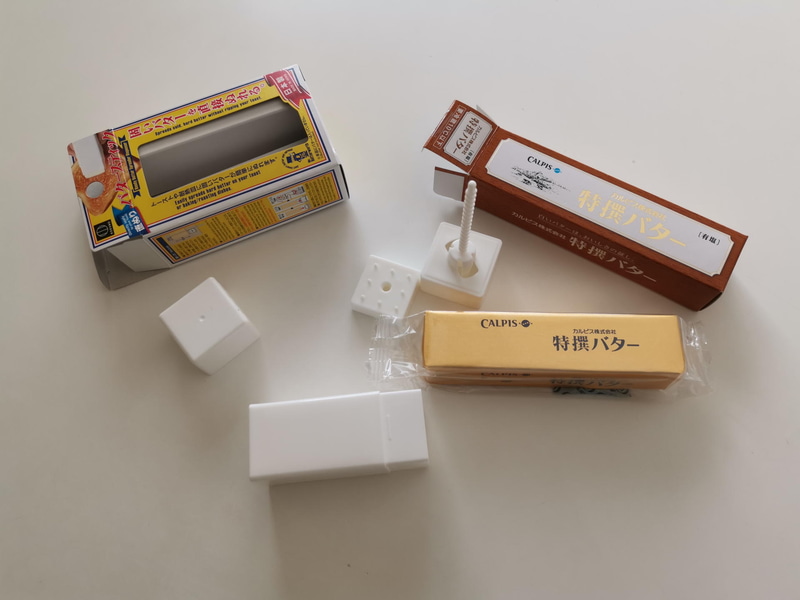 大きくて冷蔵庫の中で邪魔なイージーバターに比べて、バタースティックの長所はコンパクトさと安価さだ。価格的に1000円以上になっても、ハーフサイズバターがカットせずにそのまま使えて、ハンディヒーターなどの機能で柔らかくしながら塗ることの出来る次機種に期待したい