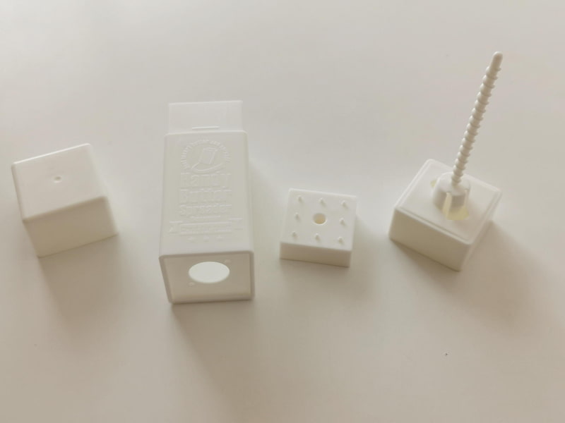 パーツは全部で4点。本体をネジってバターを出すイメージが理解できるパーツだ