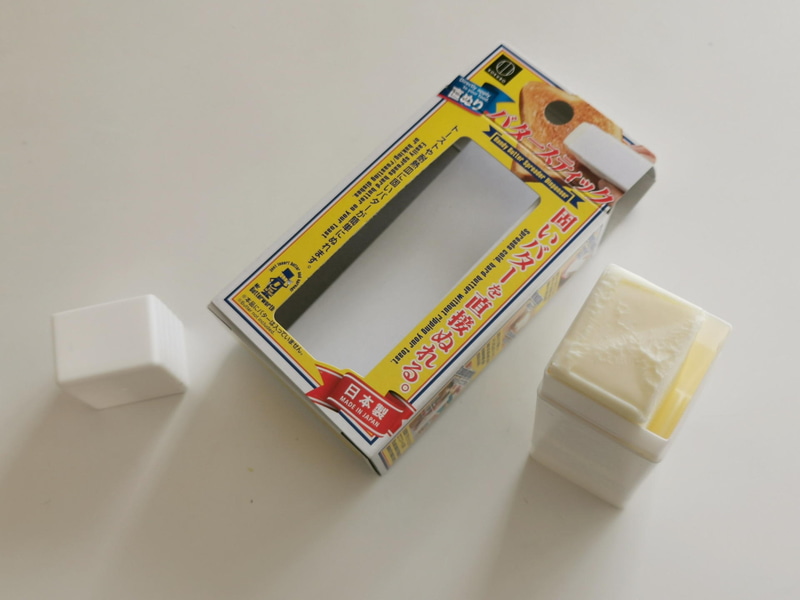 ハーフサイズバターは断面が正方形ではないので、ちょっと空間が開いてしまう。普通サイズの短辺を30mm幅でカットすれば良いが、バターのカット線が長い。包丁もべたべたするのでなるべくカットする部分は極小化したい