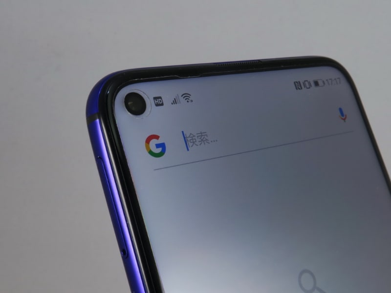 インカメラはディスプレイ左上のパンチホールに内蔵される。画面のフィルムは出荷時に設定されているもの