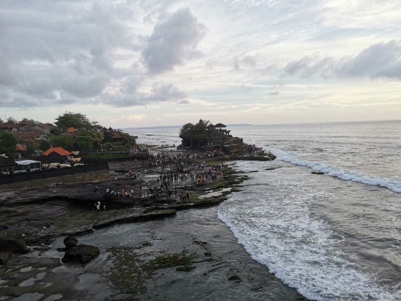 海辺を標準カメラで撮影。曇天だったが、ある程度、明るく撮影できた