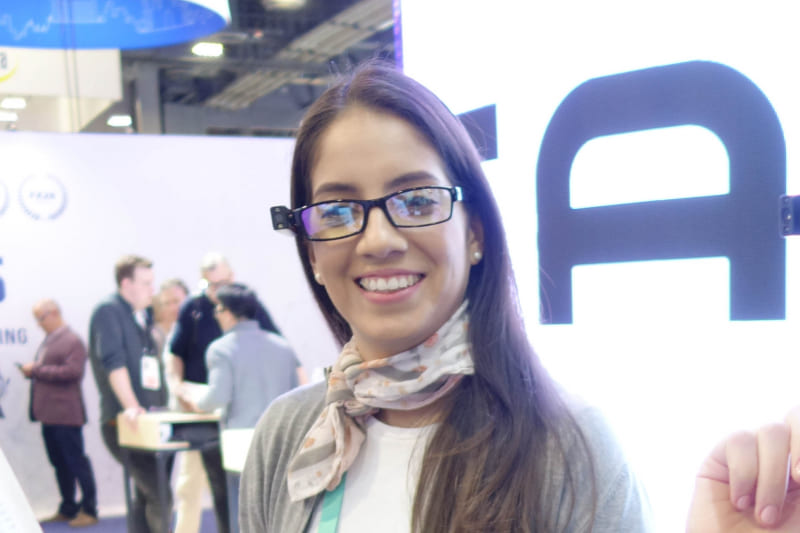 MyEye 2は装着していても非常に目立たないデザインだ。MyMeと違って音声を使うので、ヘッドマウントデバイスとなっている