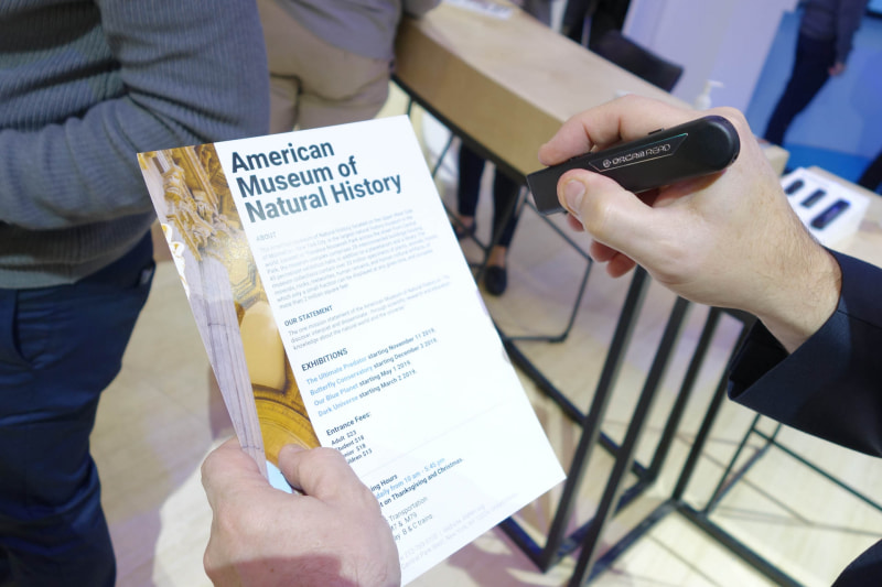 OrCam Read。OrCamの製品では数少ない非ウェアラブルデバイスだ