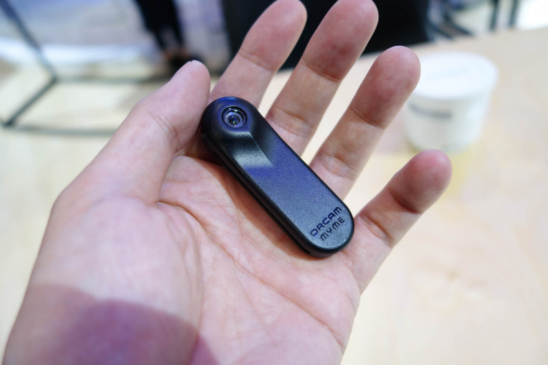 OrCam MyMe。かなり凄い機能を持っているが、デバイス自体は果てしなく小さい