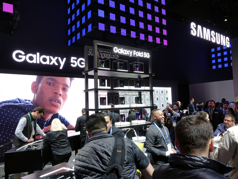 Galaxy Fold 5Gのコーナーは人気が高く、入場制限がされていた