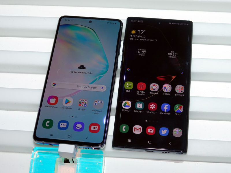 筆者私物のGalaxy Note10+（右）との比較。ディスプレイの左右がカーブしておらず、ベゼルは細いがはっきりと見える