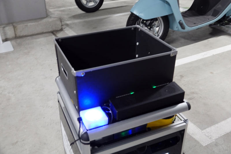 頭上には荷物を運ぶための箱