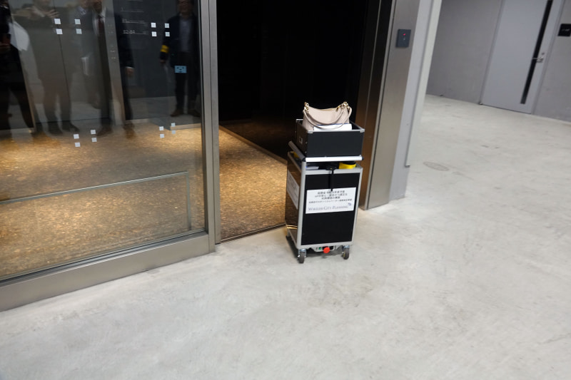 自動ドアをくぐり……