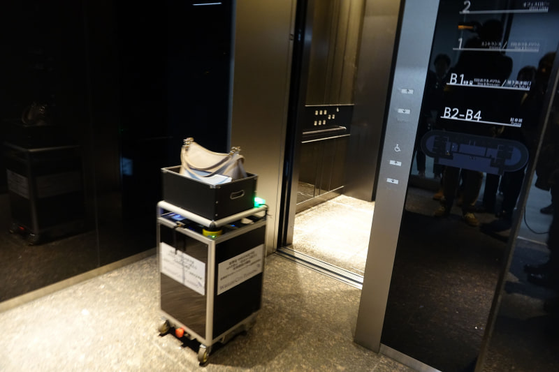 エレベーターに到達、インターフェイスを通じてエレベーターを呼び出して乗り込む