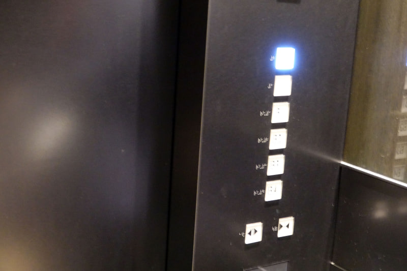 エレベーターで向かうフロアは、誰も触れていないのに点灯