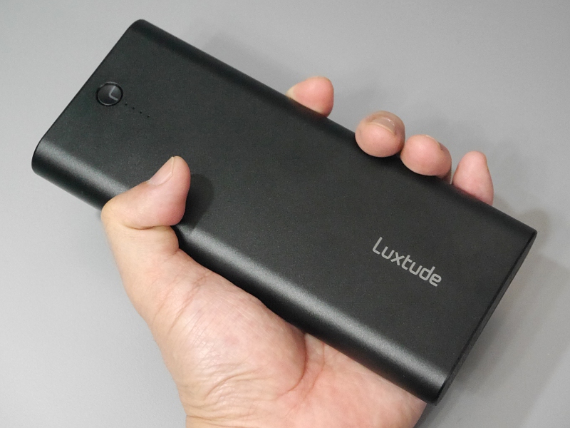 20000mAhの大容量ゆえサイズはそこそこ大きいが、この容量帯の製品としては標準的。放熱性を上げるためかボディは金属製で、重量は500gを超える