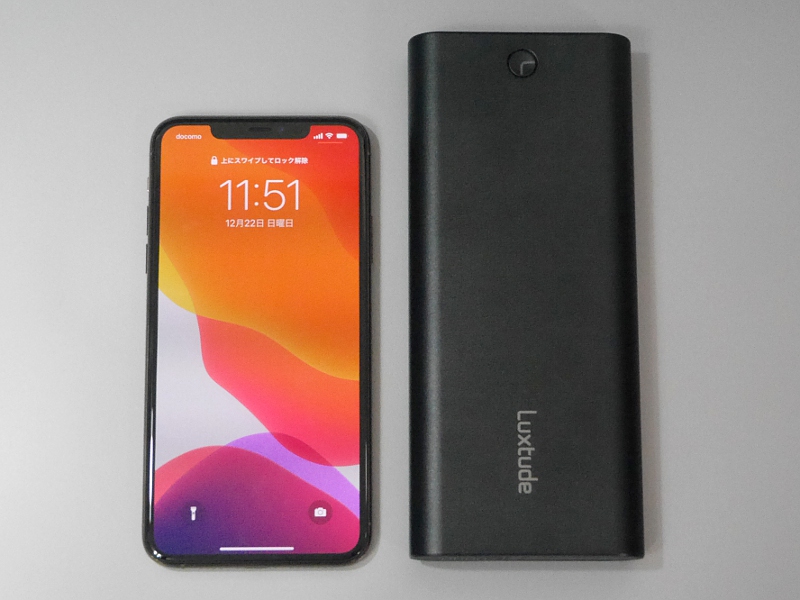 iPhone 11 Pro Max（左）と比較してもこの大きさ