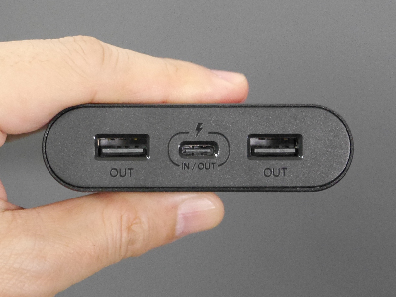 USB Type-C×1（入出力兼用）とUSB Type-A×2（出力）を備える
