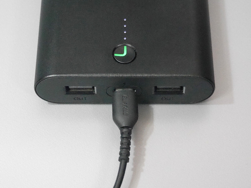 充電ステータスはポートのすぐ上にあるLEDで判断できる