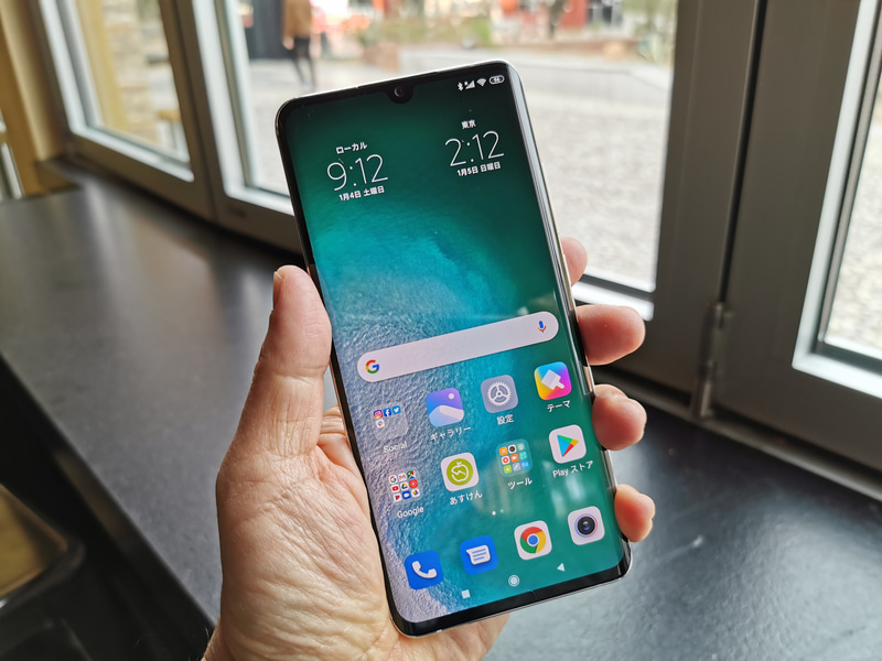 6.47インチの有機ELディスプレイを搭載。ノッチのフロントカメラは3200万画素