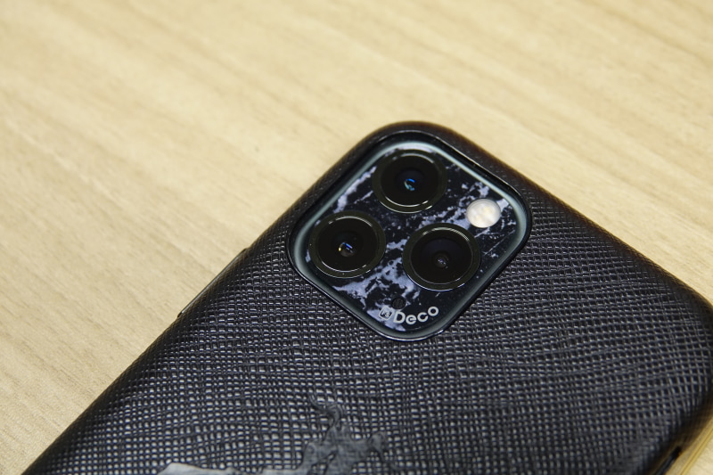 上田氏が注目アイテムとして挙げたiPhone 11 Proのカメラ周辺をデコレーションするシール。カメラの多眼化でデザインが変更されても、ユーザーの多いiPhoneだからこそ新たなアイデアのアイテムが登場しやすいようだ