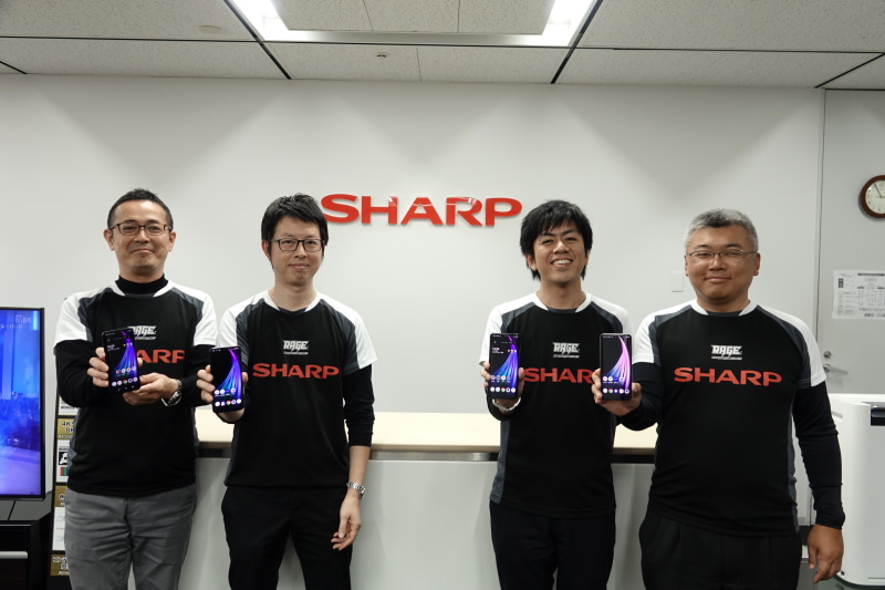 話を聞いた4名。左から通信事業本部 パーソナル通信事業部 事業部長の小林繁氏、同事業部 商品企画部 課長の楠田晃嗣氏、同事業部 商品企画部 主任の篠宮大樹氏、システム開発部 課長の田邊弘樹氏