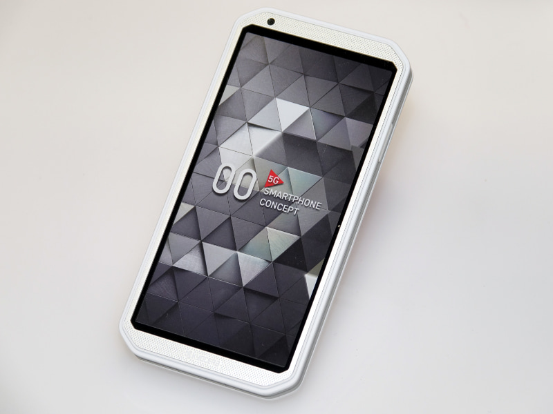 京セラが出展した5Gスマートフォン