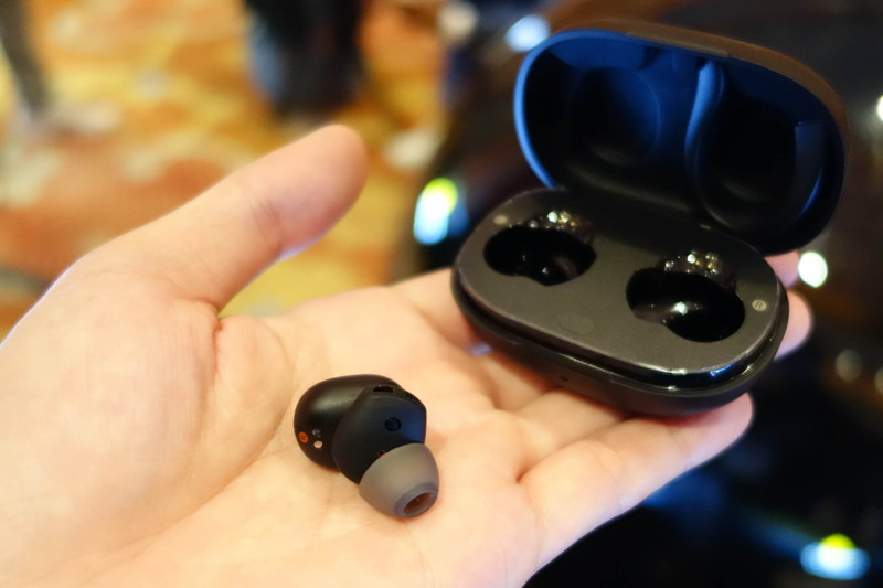Amazfit PowerBuds。充電ケース側にもバッテリーを搭載し、外出中に充電できる