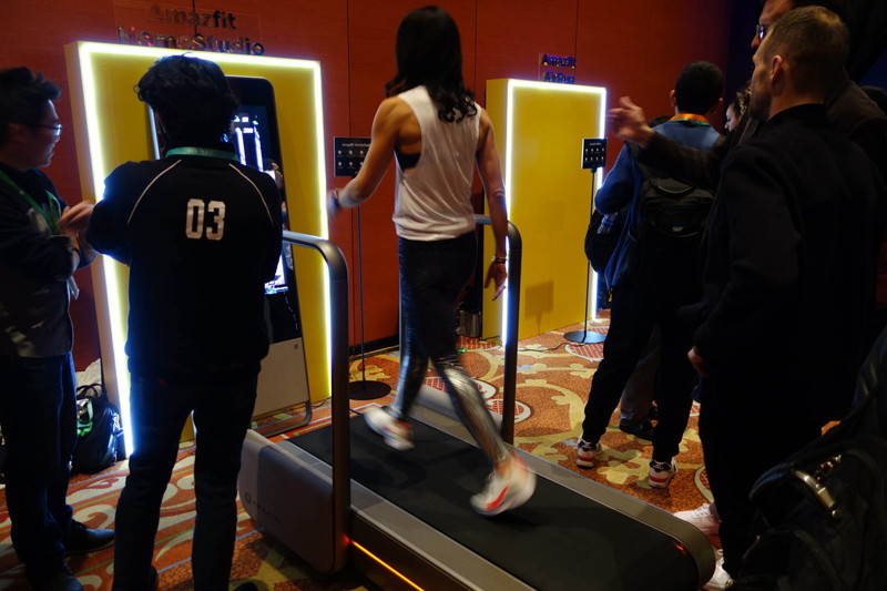 CES展示会場のAmazfit CoreStudio。家庭用だが、日本の家庭ではキツそうなサイズ感