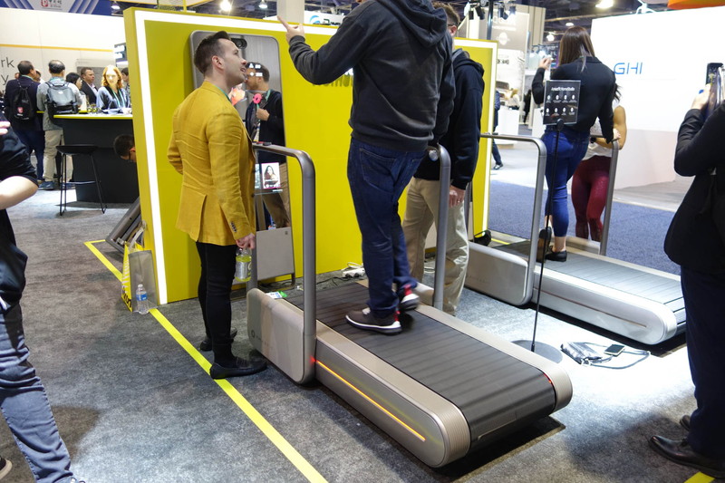CES展示会場のAmazfit CoreStudio。家庭用だが、日本の家庭ではキツそうなサイズ感