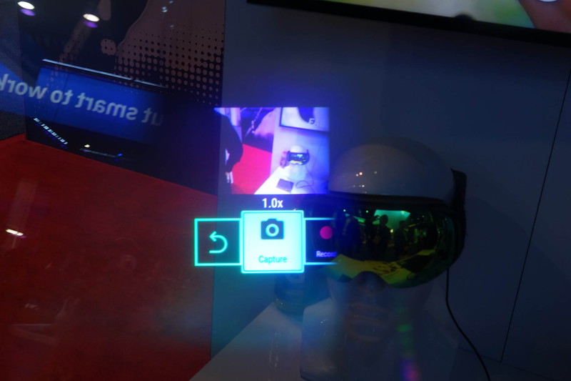 Vuzix Bladeの表示。透過型なので視界は遮られない