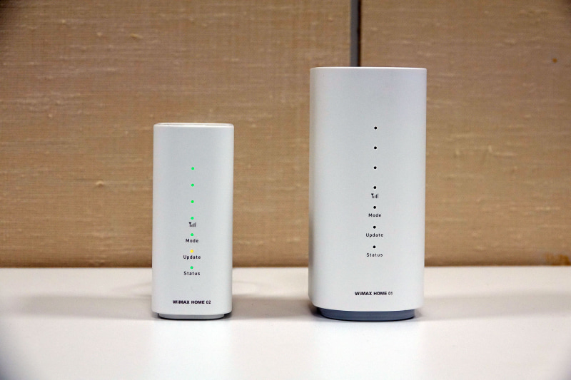 HOME 02（左）と先代モデルのHOME 01（右）