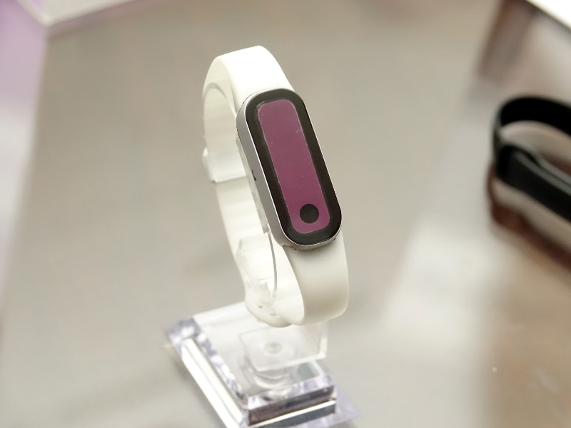 カラーはホワイトも用意する。なお、CESに出展されていた実機は初期段階の試作機で、デザインなどは発売までにさらに詰めていくという